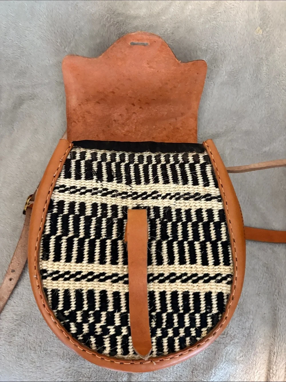 Kiondo Tan Leather Crossbody with Black-and-Cream Woven Front